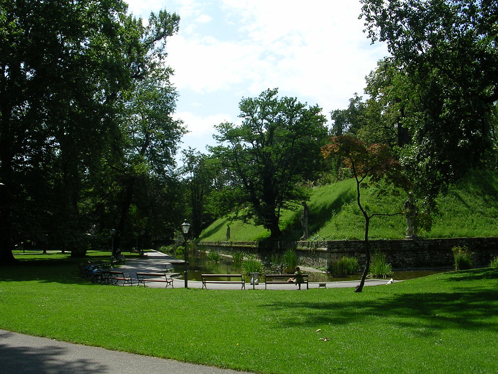 Die Psychotherapeutinnen Elfriede Ulbl und Esther Artner stehen gemeinsam lächelnd in ihrer Praxis
