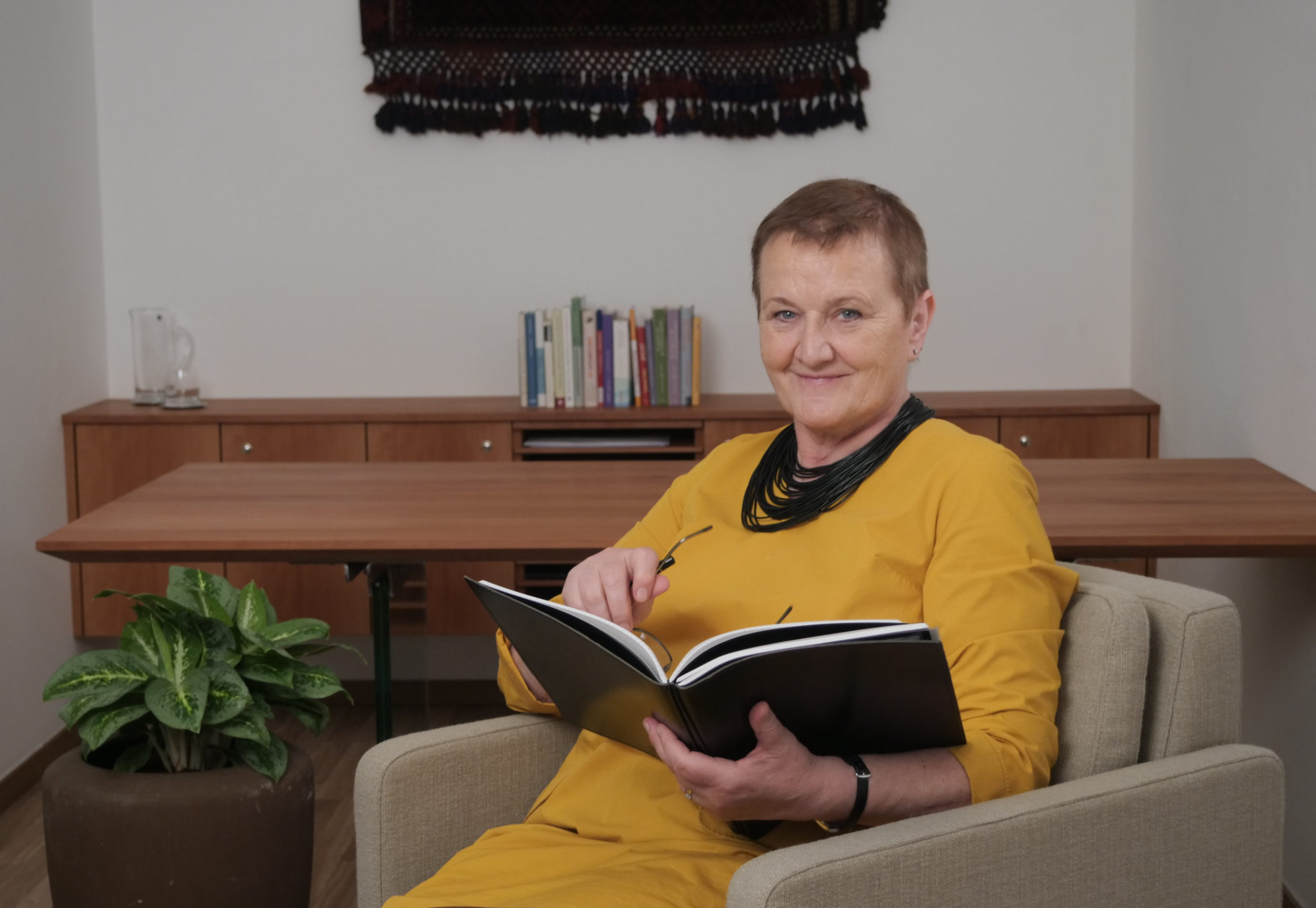 Psychotherapeutin- Elfriede-Ulbl-lächelnd Psychotherapeutin Elfriede Ulbl sitzt lächelnd in einem Sessel